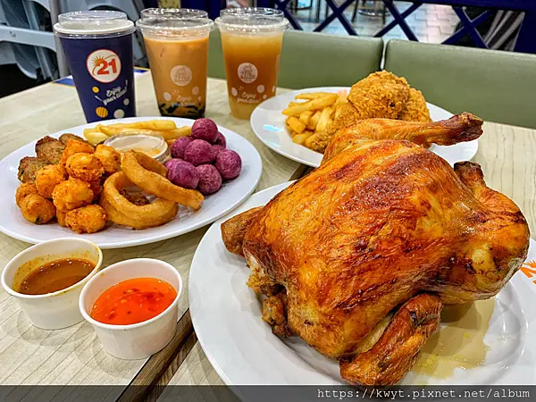 【2020聖誕節餐廳推薦】21世紀風味館內壢家樂福門市。這個聖誕節就來21 Century吃耶誕愛分享套餐，烤全雞、五品歡樂拼盤吃起乃！內附菜單