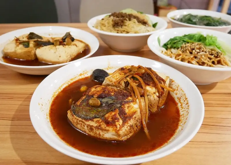 新竹臭豆腐推薦，兩大塊蒸臭豆腐切開拌勻香麻湯汁超下飯，新竹必吃米粉，素食小吃推一波-臭二爺