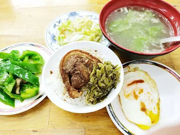 【古味魯肉飯-入口即化的完美魯肉】台中必吃宵夜與只有台中有的麻薏湯★台中食記/魯肉飯推薦