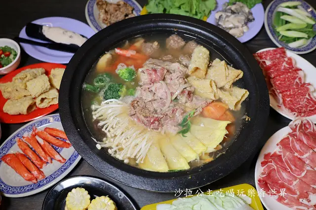 萬華火鍋『熱滾滾石頭火鍋』桌邊拌炒香氣逼人.聚餐.宵夜.捷運龍山寺站