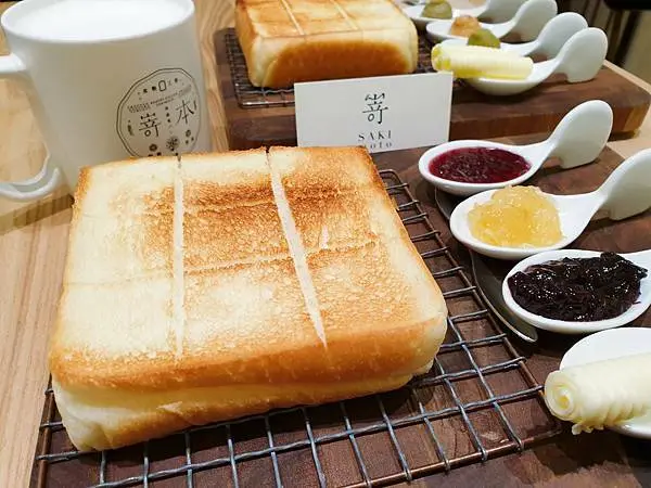 ♪台北101。嵜本高級生吐司專門店♬ 極美吐司。極生吐司