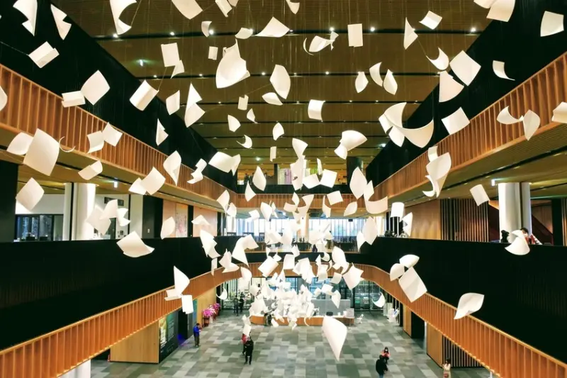【旅遊】台南市立圖書館好吸睛！大紅樓梯探幾何、陣風書頁吹起 品閱讀玩藝術