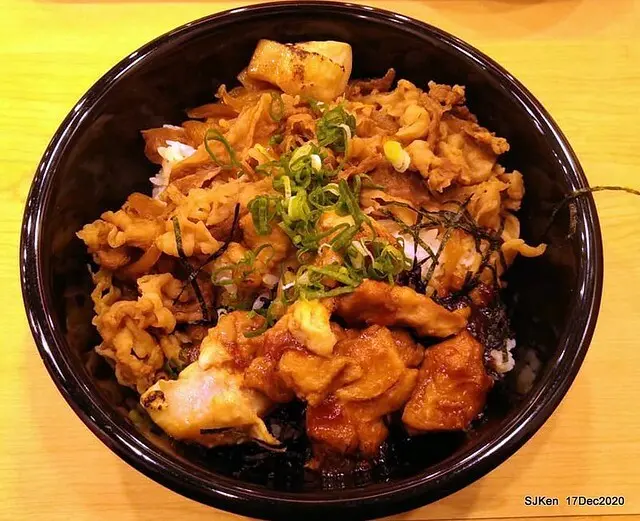 (北捷南港站美食)日本第一牛丼連鎖店「すき家 Sukiya 南港車站店」--- 豐盛美味的「牛肉燒烤雞肉雙饗丼」與「海瓜子味噌湯可樂餅套餐」