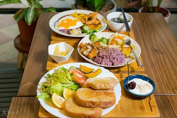 中壢龍岡巷弄美食-葉蒔yeh shi，幽靜地綻放在熙來攘往的忠貞市場裡的一間美好早午餐。