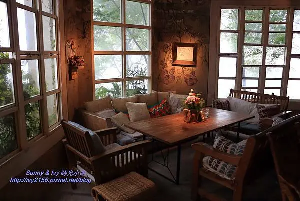 【新竹尖石食記】紅薔薇景觀花園。深山裡的彩繪小屋，不妨走進清幽環境放空去！