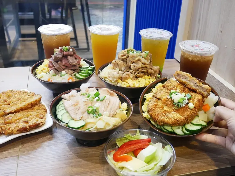 台中日式丼飯，超多肉品疊高高，肉控千萬別錯過，最便宜只要$79-義崎丼
