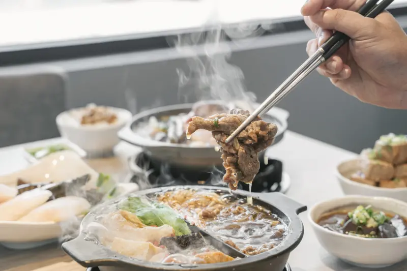 高雄，楠梓區｜下一鍋國民火鍋｜深冬的季節，推薦保庇辣椒雞鍋、麻辣鴛鴦鍋，唯有暖呼呼的火鍋不能辜負