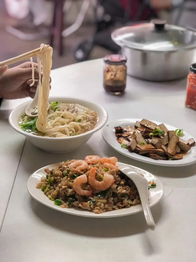 【中和小吃美食】小吃現炒：看起來毫不起眼的小吃攤，藏著鑊氣十足的炒飯與人氣大推牛肉麵 /中和環球美食