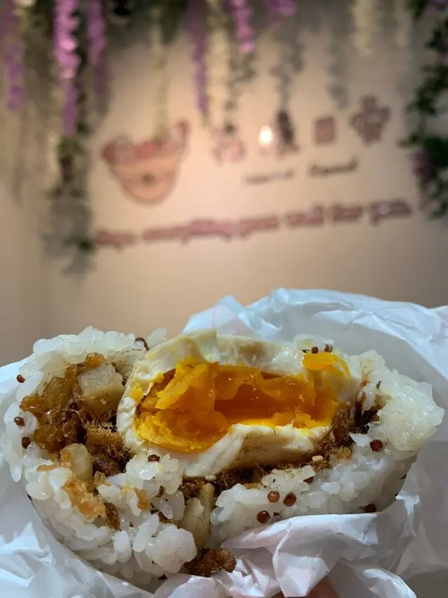 【新北 三重】花鹿日安X花鹿製菓Hanaroad//2021新開幕早午餐 溏心蛋飯糰搭配肉鬆界的LV維豐肉鬆 網美打卡可愛花鹿加上懸掛乾燥花