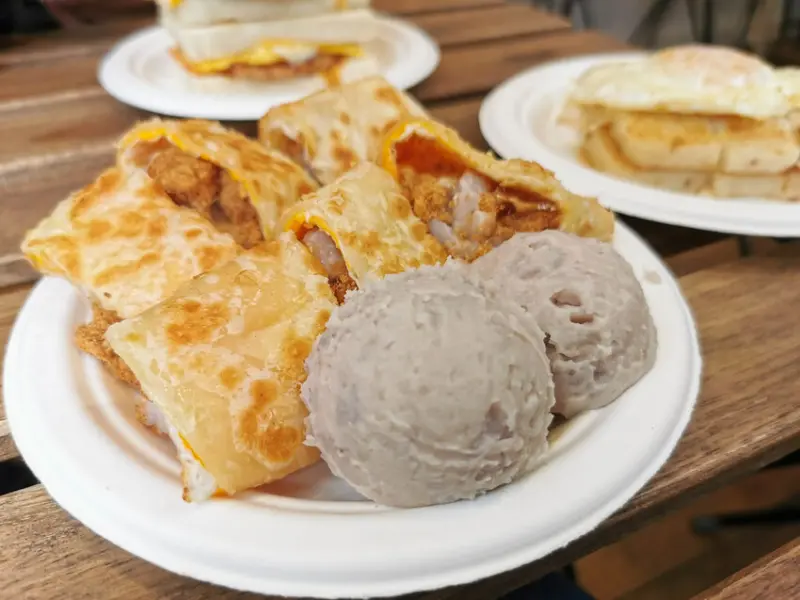 (七張捷運站)新店早餐-穩穩早餐店Win-Win,肉鬆芋泥蛋餅滿滿的芋頭內餡,可以加點芋泥球從頭"芋"到底,芋泥控快看過來