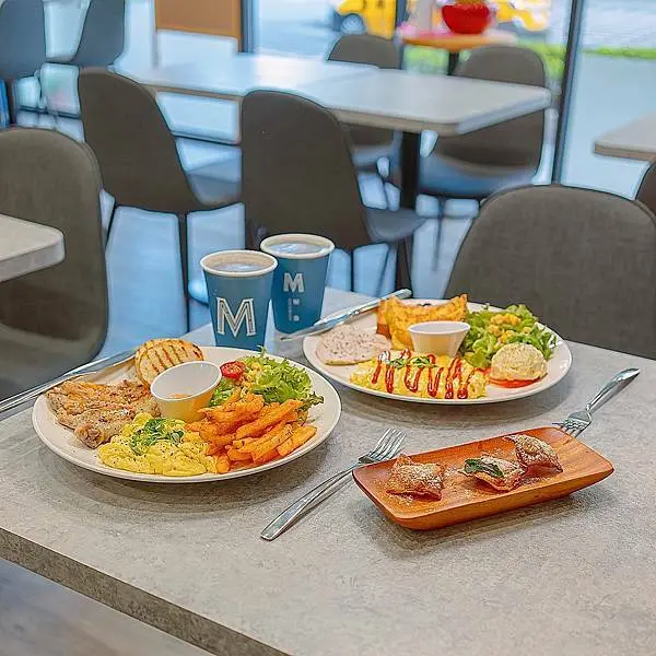 深水湖藍的清新早午餐，大份量的豐富拼盤和閨蜜一起來享用 | 【新北 三重區】MISSx秘食咖啡