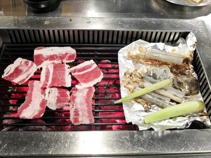 屏東琉球鄉美食。小琉球五點燒烤。大空間 響應環保 超過40種烤物食材 半戶外式無煙炭烤BBQ吃到飽