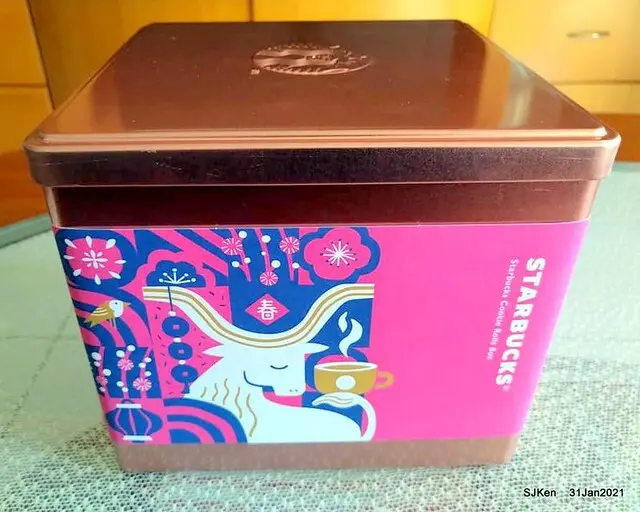 (北捷南港站美食)「星巴克春讚禮盒」--- 牛年新春喜氣伴手禮，「松露香蔥起司捲」與「花生巧克力杏仁捲」美味又可口! 