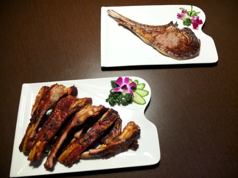 屏東恆春鎮美食。墾丁PLAYER玩家燒烤啤酒吧。大口吃肉喝酒！燒烤/酒吧/飛鏢/KTV包廂 享受墾丁之夜！