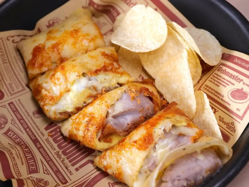 曼恩炸雞 Moon Chicken：隱身於豪宅大樓下的平價早午餐廳，超推 芋泥起司瀑布煎餅，芋泥爆出來超邪惡～特製炸雞口味選擇超豐富 - 進食的巨鼠