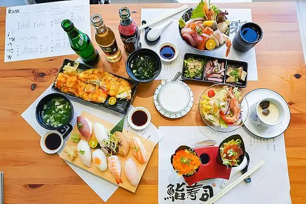 台中南區美食<鮨壽司>層層堆疊滿滿一碗讓人垂涎欲滴海鮮丼生食冷醋飯,風味迷人松露茶碗蒸,DIY味噌湯與熱麥茶無限續杯,平價美味可口日本料理