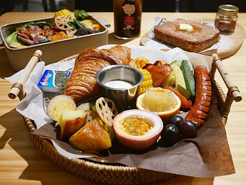 台中車站新店報到，原本的復興咖啡交易所不只進駐鐵鹿大街還大升級，半開放式的用餐區夜晚超美-鐵枝路咖啡交易所