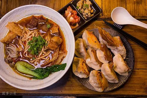 中壢SOGO美食-一隻小牛，慈惠堂巷弄裡的溫馨攤車，職人用心做好每一碗牛腩麵。（邀約)