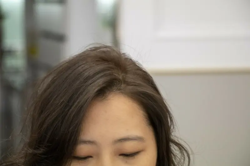 【台中 大里】超顯白的茶霧灰色調 慵懶細微捲造型 Happy Hair大里二店設計師Nina 鉑金光感護髮療程