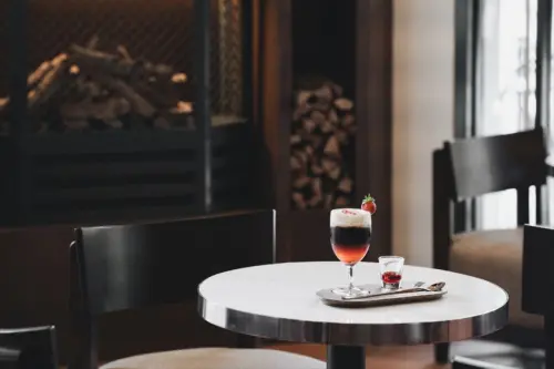 高雄，鳳山區｜卡啡那CAFFAINA文濱店｜環狀對流靜物為載體，解放出透亮的轉變時刻｜高雄咖啡廳