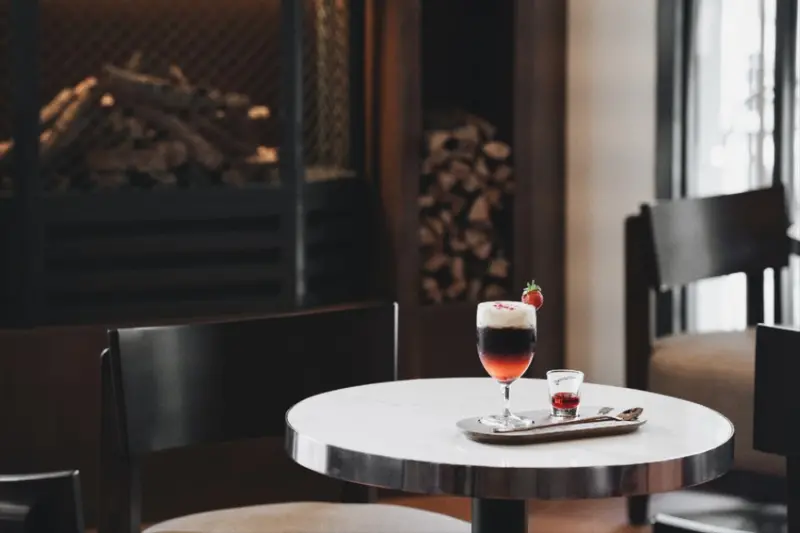 高雄，鳳山區｜卡啡那CAFFAINA文濱店｜環狀對流靜物為載體，解放出透亮的轉變時刻｜高雄咖啡廳