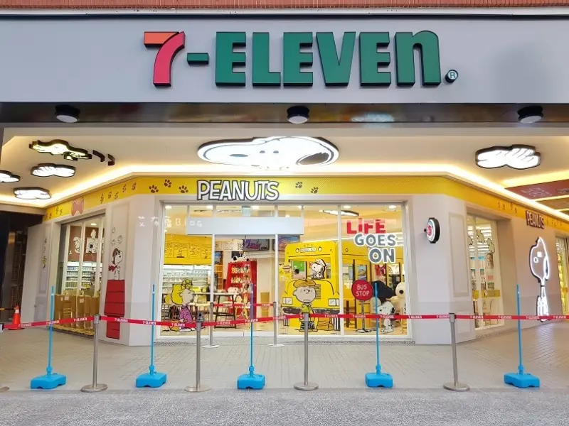 《高雄好好玩》7-ELEVEN（瑞賢門市）❤SNOOPY史努比聯名店~黃色校車、巴士站全搬進店內！！