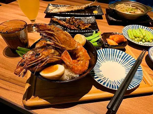 新竹市[大河屋 燒肉丼 串燒 新竹忠孝店(大潤發內)] 海大蝦干貝丼飯好好吃~ 烤得香氣十足~ 日式串燒選擇多樣又好吃~ 2021食記