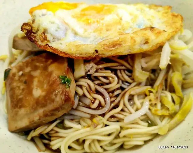 (捷運東湖站美食)「阿伯蛋包麵」東湖店 --- 一甲子的古早味，2/10年終感恩回饋，老闆免費請吃一碗麵。