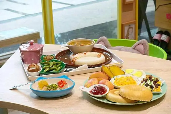 【桃捷｜A17領航站美食】毛來了 Furry Furry 寵物餐廳｜葷素共食｜繽紛童話貓樂園，竟然可以客製vegan餐點 / 桃園寵物餐廳 / 桃園寵物友善 / 青埔寵物餐廳 / 青埔美食