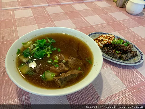【嘉義。美食】家傳牛肉麵。嘉義超好吃牛肉麵，料多實在，價格平實，牛肉燉的超軟嫩，滷味也HEN不錯｜附菜單