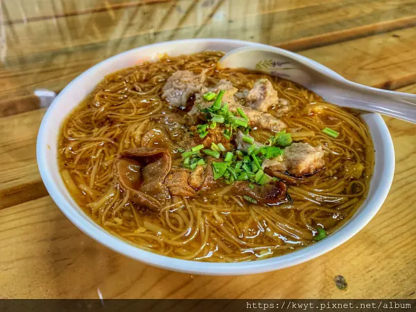 【嘉義。美食】東市大腸麵線。肉羹、大腸放好放滿的大碗綜合麵線價格依舊HEN親民，吃完一碗超~滿足！｜附菜單
