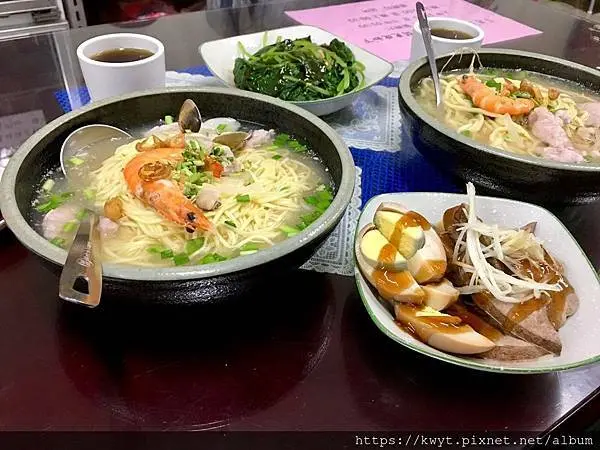 【新竹。美食】倆隻魚食堂。香山區在地美食，用料豐富、料多美味、佛系價，晚餐來吃個什錦麵吧^^
