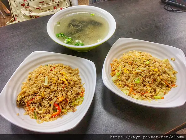 【新竹。美食】彭彭炒飯。在地小吃，食材加好加滿，鮭魚炒飯、羊肉炒飯都很讚，再加個魚湯完美~