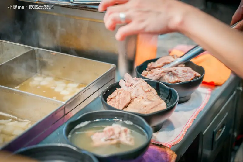 誠記原汁排骨湯-台北通化店  ▏喝個排骨湯有必要這麼浮誇?! 巨無霸排骨肉舌尖一壓就化開。配上櫻花蝦高麗菜炒飯完美~。24小時營業 宵夜最佳選擇。捷運信義安和站