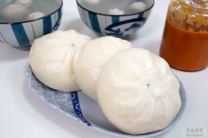 蘇澳無名包子店｜五十年老店~白泡泡幼綿綿的包子與獨門甜辣醬是完美的結合，再搭配魚丸湯，美味飄香