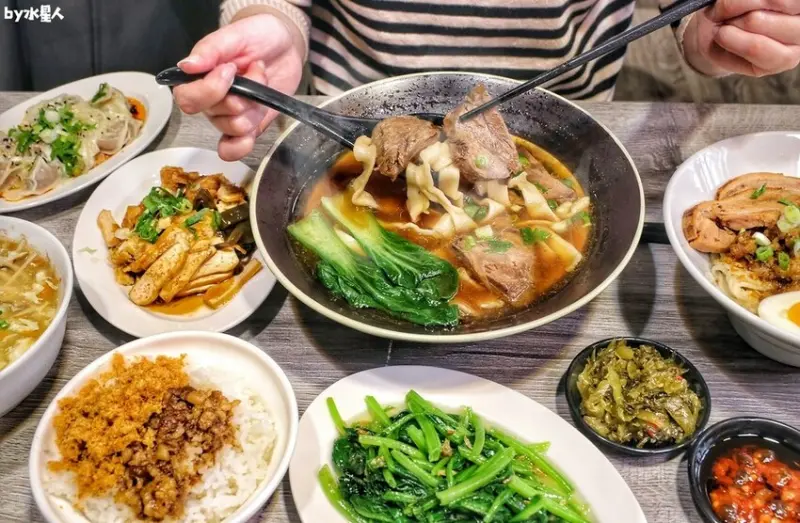 牛肉麵免費加湯喝到飽！老字號開分店，純正牛骨熬煮湯濃肉大塊，冰紅茶、靈芝茶無限暢飲
