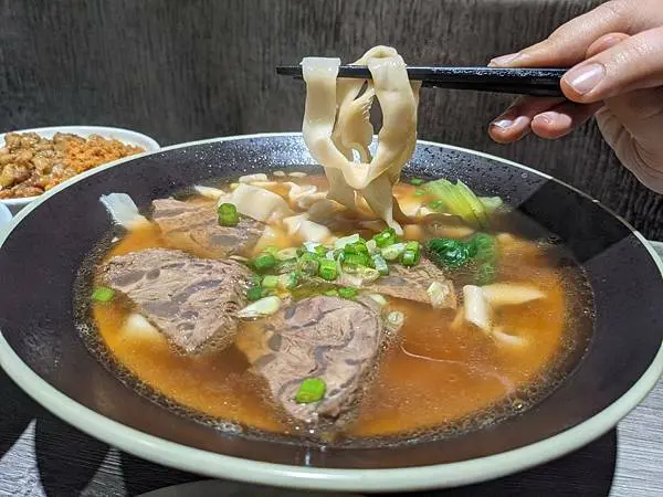 【台中美食】cp值爆表牛肉麵。勳大牛肉麵。鮮美湯頭居然還有高級養生茶讓你喝到飽