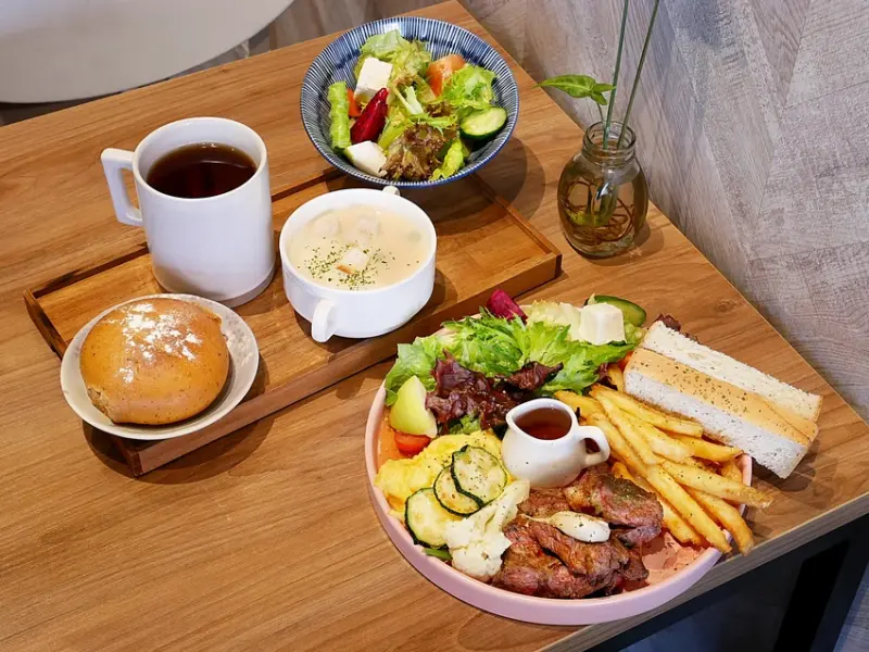 台中西屯早午餐，除了有大份量拼盤還有每日客製化餐點，牛排很好吃必點-早安暮光