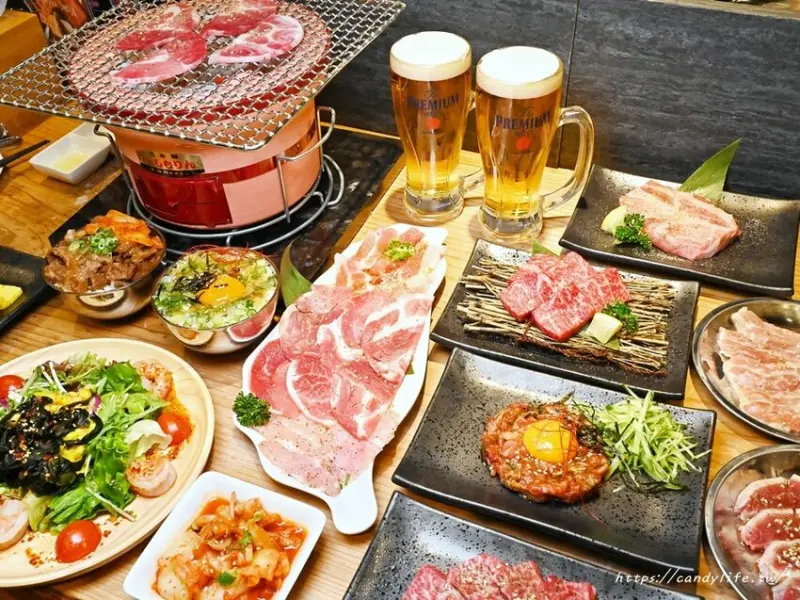 南部知名連鎖燒肉店SHOJO在台中展店啦，超驚豔的牛五花有來的朋友推薦必點，炭火燒肉的方式烤起來就是不一樣