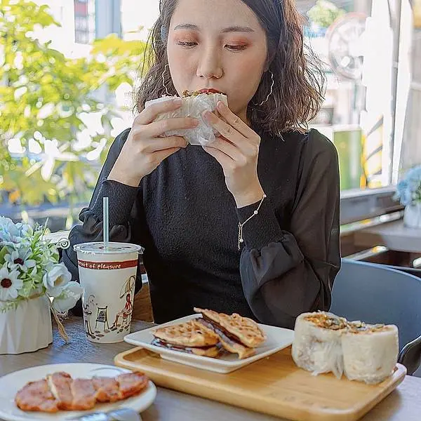 親民銅板價的中西早餐店，傳統飯糰、甜鬆餅、炸物一次享用 | 【新北 蘆洲區】靡鹿飯糰