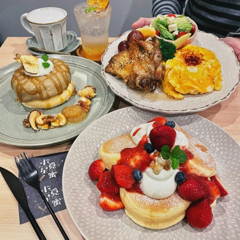 【小星覓蜜竹北店】竹南小有名氣的「小星覓蜜舒芙蕾鬆餅」在竹北也吃得到啦！口味選擇多，舒芙蕾口感軟綿蓬鬆非常好吃！(親子友善餐廳/內有菜單MENU) - 阿華田的美食日記