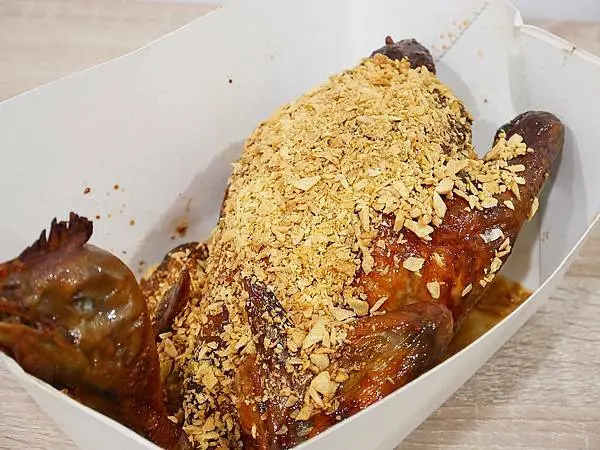 台中東區十甲路烤雞，近新光黃昏市場，薄皮酥脆的烤雞灑上蒜酥超加分，肉質細緻鹹香很下飯-暗巷烤雞