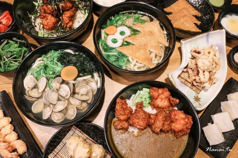 不用200就吃到！滿滿蛤蜊用料不手軟，自家製烏龍麵彈牙Ｑ口，雞腿唐揚外酥內鮮嫩多汁，微礦氣泡水機免費暢飲，不收服務費，四國金子烏龍麵