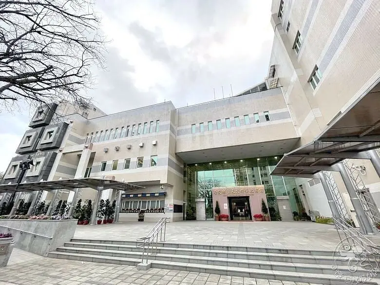 台北室內親子景點【台北市立天文科學教育館/展示場】按比例縮小的八大行星與瞭解宇宙奧秘，1至3樓都有互動遊戲，小男生超愛玩空氣火箭，兒童遊戲區6歲以下可使用。