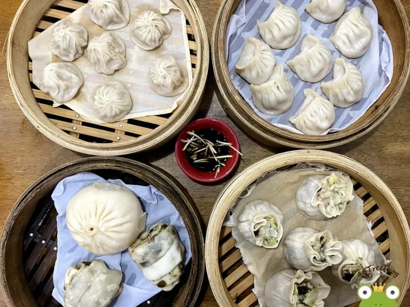 【美食週報EP10】台中美食．嘉園小上海點心總匯店｜知名平價小籠湯包，中華路美食推薦｜必點皮薄餡多爆汁湯包／蒸餃／燒賣