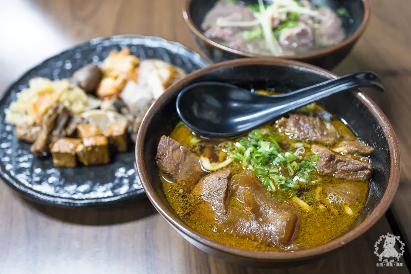 胡董牛麵所｜新北新店中正路食記｜2020年臺北市牛肉麵饕味清燉組亞軍，湯頭鮮香有特色，店內提供和牛油脂的花椒川味辣牛油 - 卡爾茗 C.L.M.