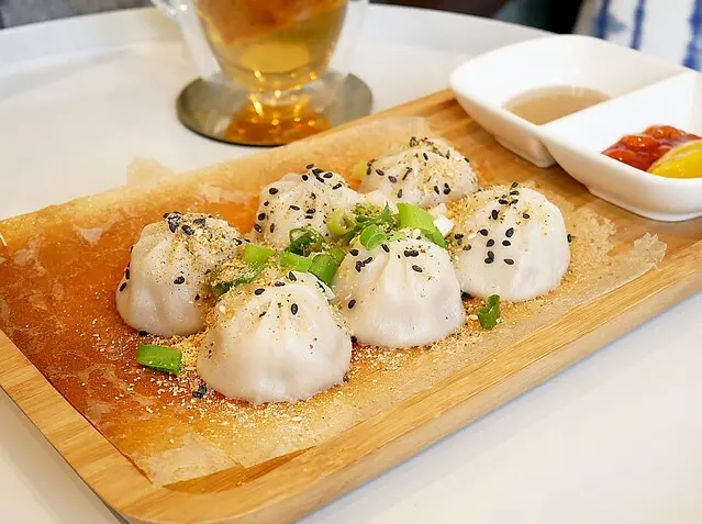 台中湯包推薦，恰恰湯包有薄脆冰花超酥脆，咬開超多汁又不油膩，6種調味隨性任搭-大有豐湯包