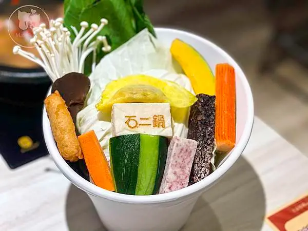 【石二鍋】王品集團超人氣平價鍋物，嚴選在地小農新鮮時蔬～原肉鍋物！為何總是大排長龍？免現場排隊攻略看過來👀～