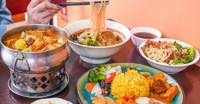 饗時7南洋素食 |台中素食餐廳正夯！永興街美食新店，創意南洋素食，必推薑黃扁担飯、素食火鍋，無肉也歡！ - 艾薇覓食趣