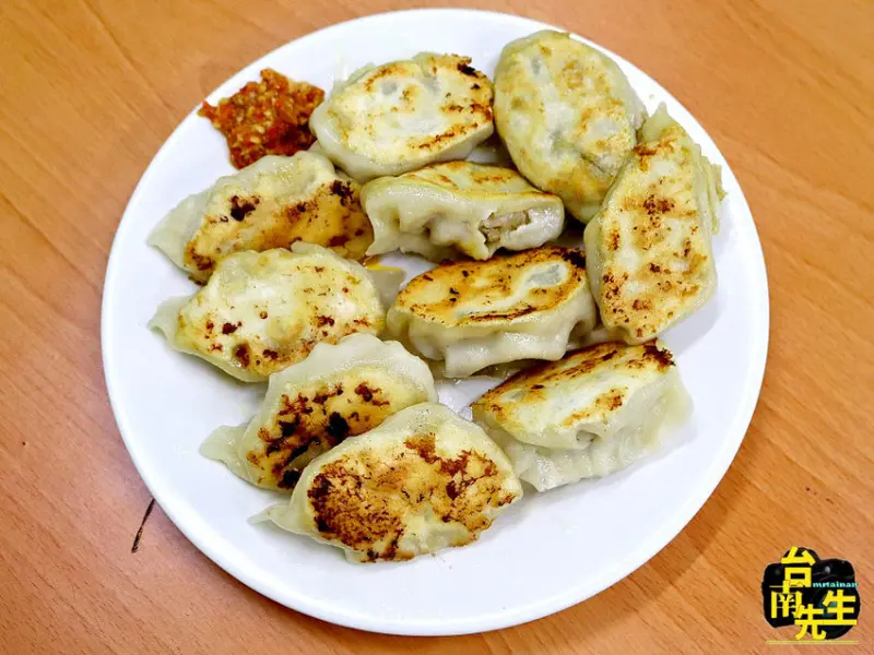 台南煎餃／1人小店現點現煎／霸王級尺寸挑戰台南最大顆／手工現包自製麵皮與內餡／親自上市場採買食材／獨家特調香辣醬／價格親民100元吃飽吃滿還有找